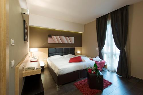 1 queen bed, 1 twin bed
