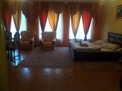 1 king bed, 1 sofa bed