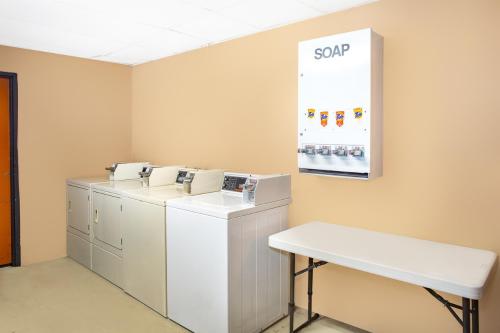 Super 8 by Wyndham North Palm Beach - image 6
