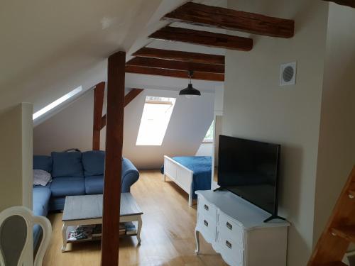 1 king bed, 2 twin beds, 1 sofa bed