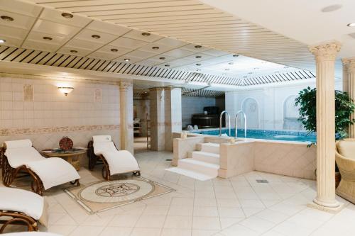 Grand Hotel Emerald - image 3