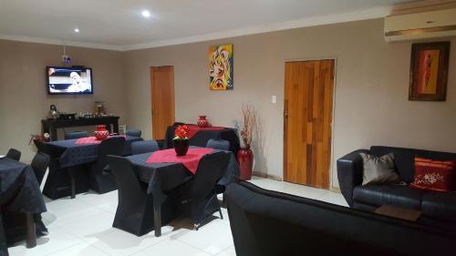 Lounge/area TV in comune, Tukha Guesthouse in Bloemfontein