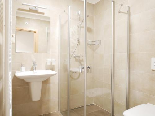 2 bedrooms, 3 beds