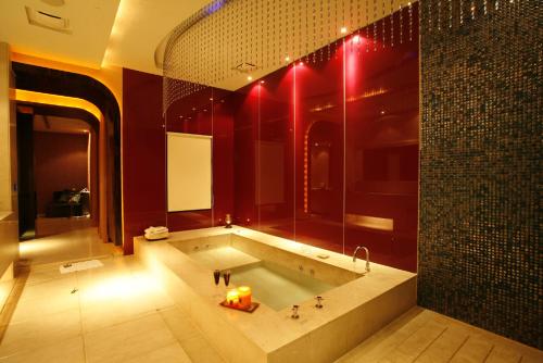 Chateau Boutique Motel Chateau Boutique Motel is a popular choice amongst travelers in Taichung, whether exploring or just passing through. Offering a variety of facilities and services, the property provides all you need f