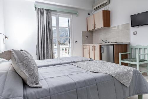 Avraki Ideally located in the Kamari area, Avraki Hotel promises a relaxing and wonderful visit. Offering a variety of facilities and services, the property provides all you need for a good nights sleep. Ta