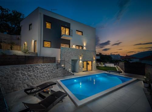 Villa Salt - 10 people, heated pool, Trogir, near beach & Split airport