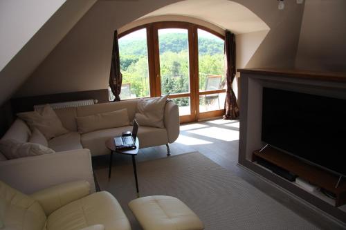 Apartment with Mountain View