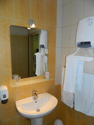 Villa Park - image 6