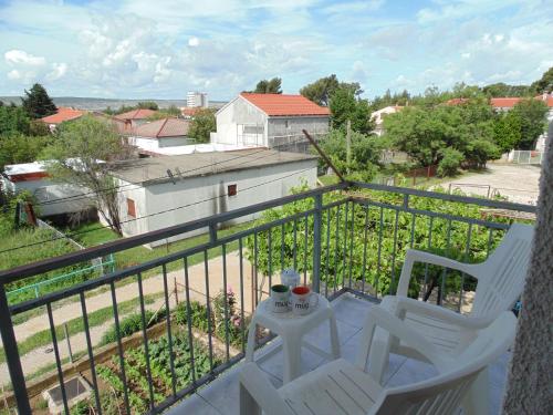 Apartments CICO Starigrad Paklenica - image 2
