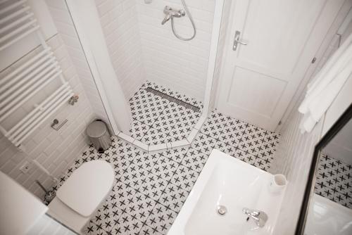 Bathroom, Raba Apartman House in Sziget