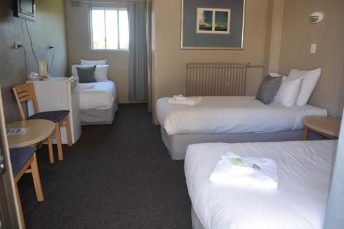3 twin beds