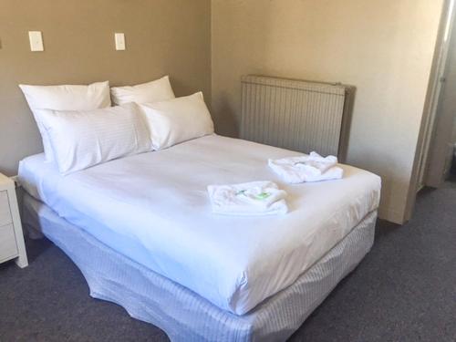 Commercial Hotel Motel Lithgow Located in Lithgow, Commercial Hotel Motel Lithgow is a perfect starting point from which to explore Blue Mountains. Featuring a satisfying list of amenities, guests will find their stay at the proper