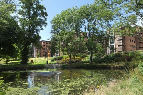 A környék, Jonas Hotel in Sheffield