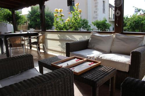  Cozy Backyard House in Plaka