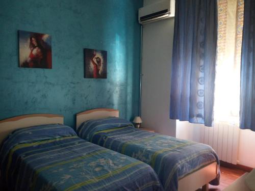 2 twin beds