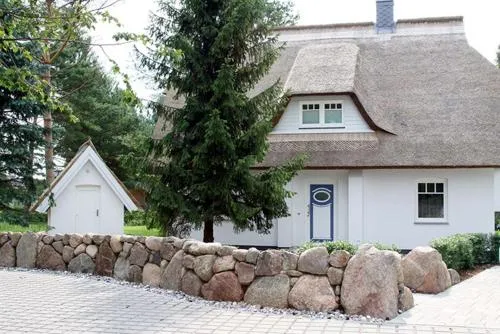 Ferienhaus Rubin mit Sauna und Kamin, Reetdachhaus am Walde in Trassenheide, Deutschland