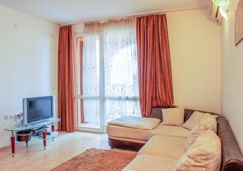 Family Two-Bedroom Apartment with Balcony- 3 Kokiche str. Blue Waters Complex image 10