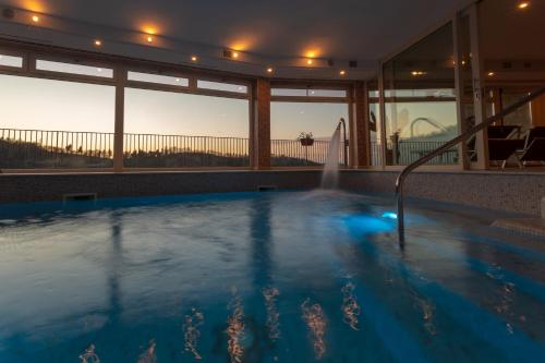 Swimming pool, Colleverde Urbino Country House & SPA in Tufo