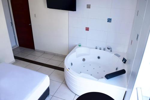 Hotel Colors Canada – Lima
