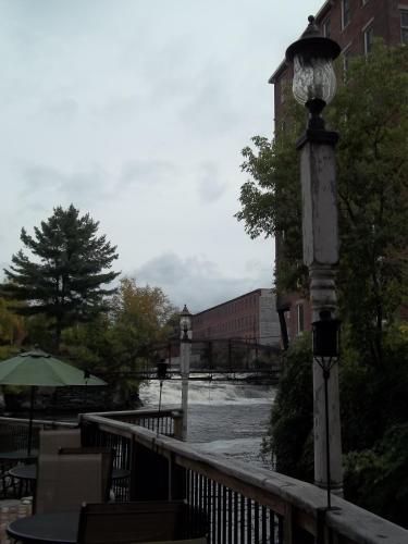 14340161 The Common Man Inn & Restaurant