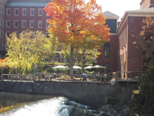 14340298 The Common Man Inn & Restaurant