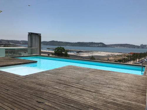  Algés T1 with sea view and panoramic rooftop pool in Algés