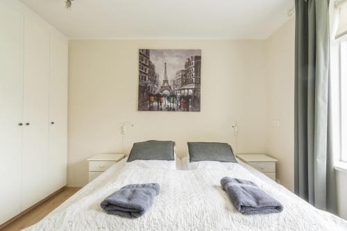 TOWN SQUARE Apartments - image 8