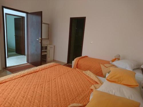Apartments and rooms with parking space Brela, Makarska - 2717
