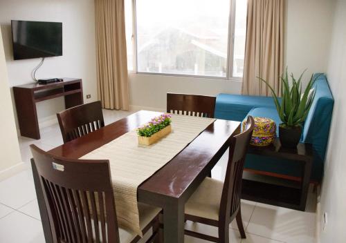 Superior One-Bedroom Suite image 6
