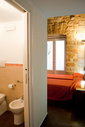 Twin Room image 10