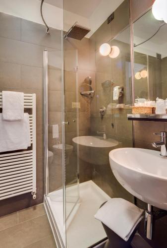 Standard Double Room with French Bed and Balcony image 1