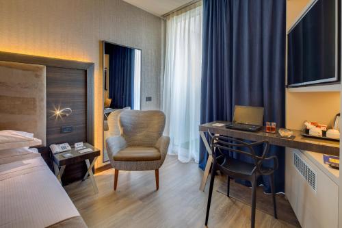 Superior Twin Room with Balcony image 7