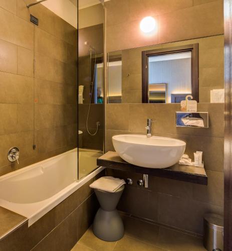 Superior Twin Room with Balcony image 8