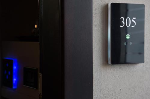 Superior Twin Room with Balcony image 9