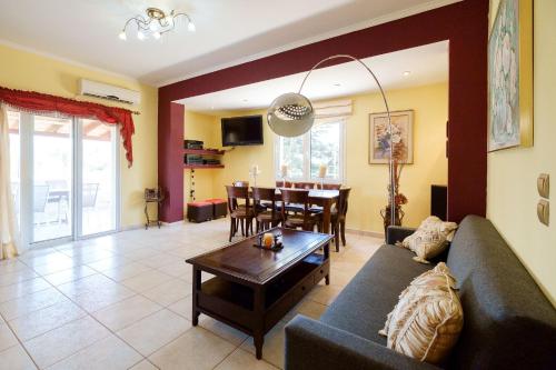  Relaxing Family Home, near many Sandy Beaches in Argoulidhés