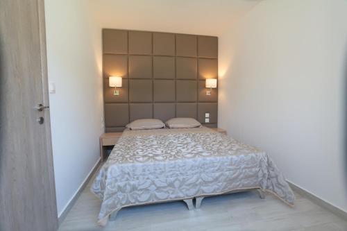 1 queen bed, 2 sofa beds