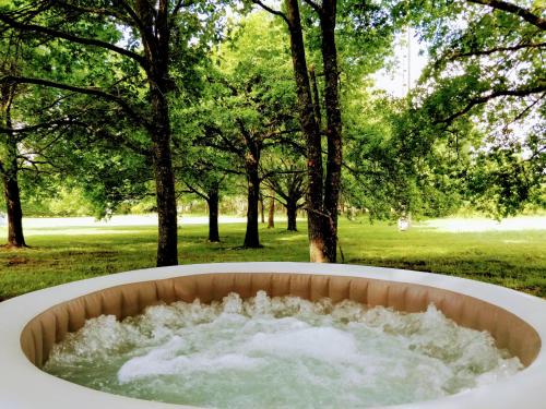 Kert, Luxury Safari Tent with Hot Tub at Camping La Fortinerie in Chenehutte-Treves-Cunault