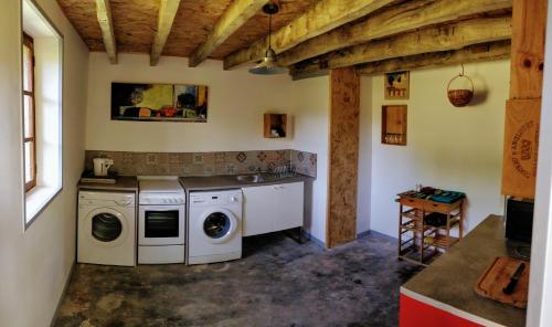 Konyha, Luxury Bell Tent at Camping La Fortinerie in Chenehutte-Treves-Cunault