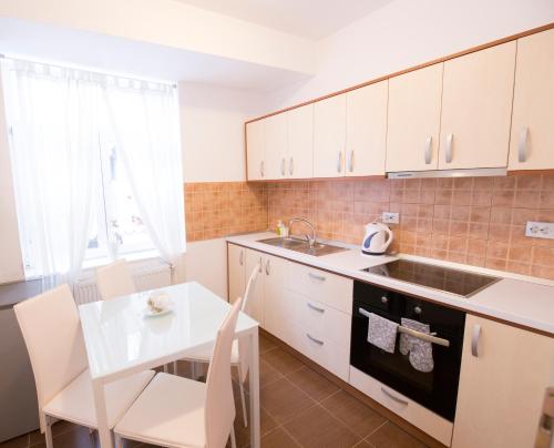 Sunny Old Town Apartment Brasov - image 6