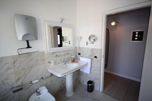Deluxe Suite image 10