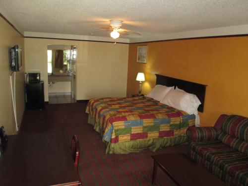 Deluxe Inn and Suites - image 2