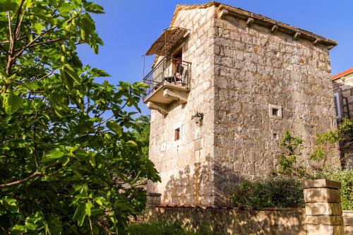  Old Small Stone House in Žrnovo