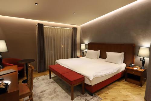Mondial Hotel - image 10