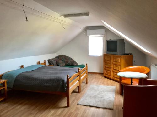 1 queen bed, 2 twin beds, 2 sofa beds