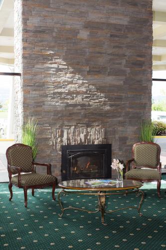 Rogue Regency Inn & Suites - image 13