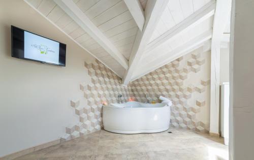 حمام, StOliva RESIDENCE with infinity pool in دونجي ستوليف