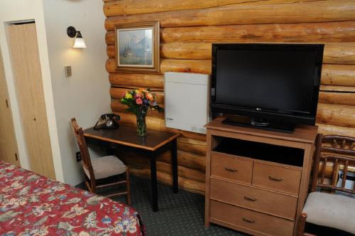 Pike's Waterfront Lodge - main image