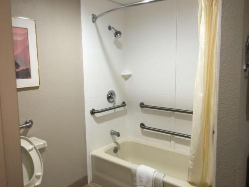 King Room with Bath Tub - Disability Access/Non-Smoking