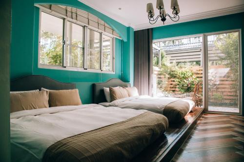 2 queen beds