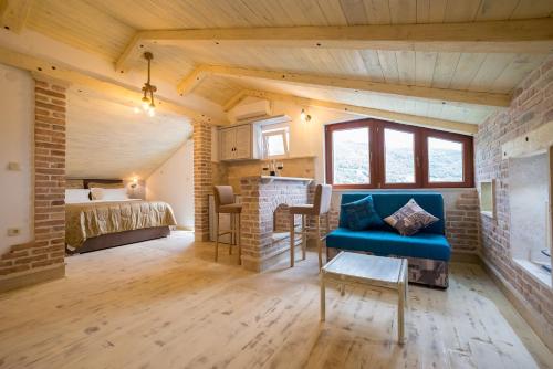 1 king bed, 1 sofa bed